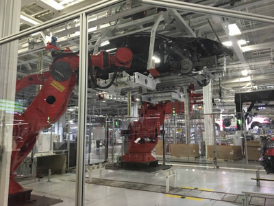 特斯拉Model 3生產線 全機器人自動數控切割設備的“外星戰艦”式制造